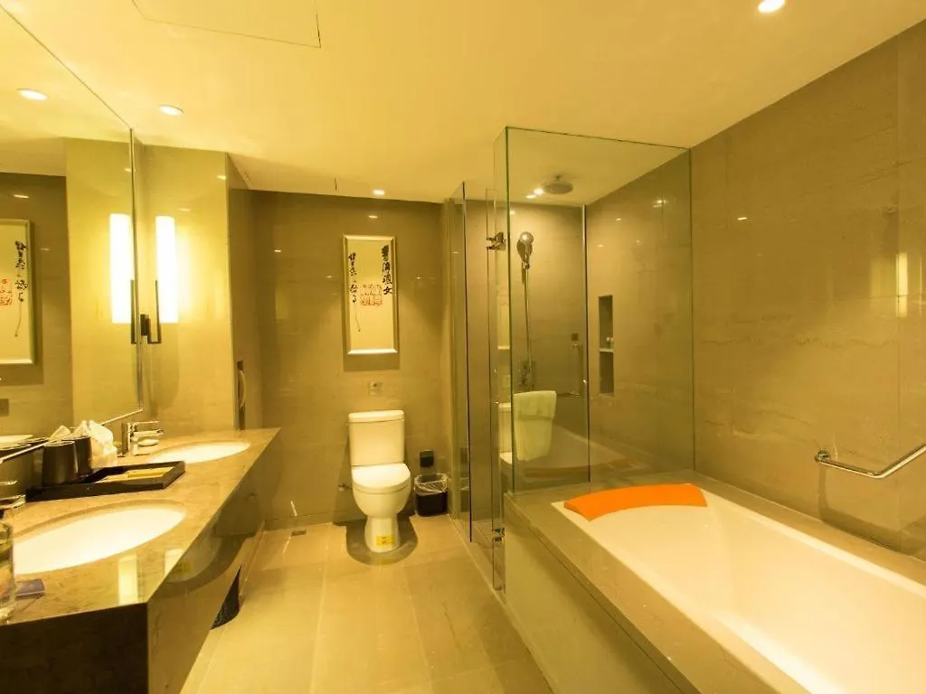 Zhuhai Starlight Hotel 4*,