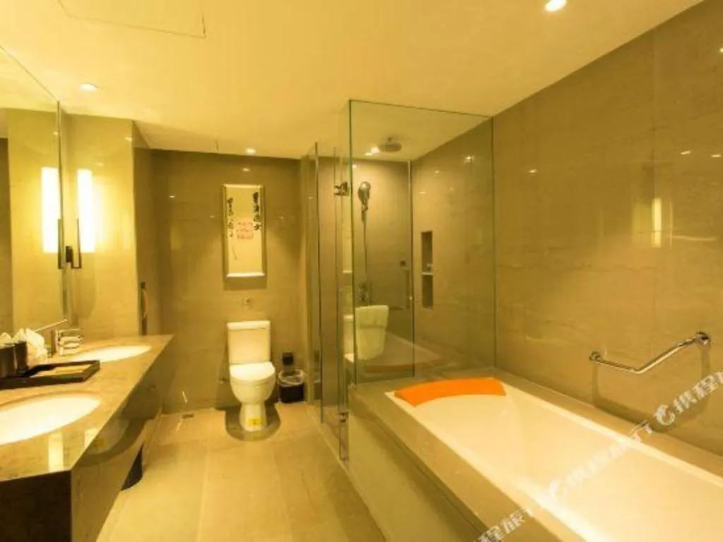 Zhuhai Starlight Hotel 4*,